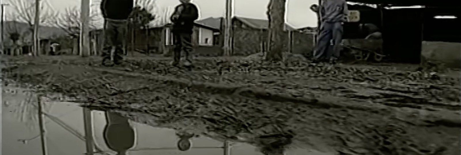 Fotograma del videoclip El baile de los que sobran, de Los Prisioneros